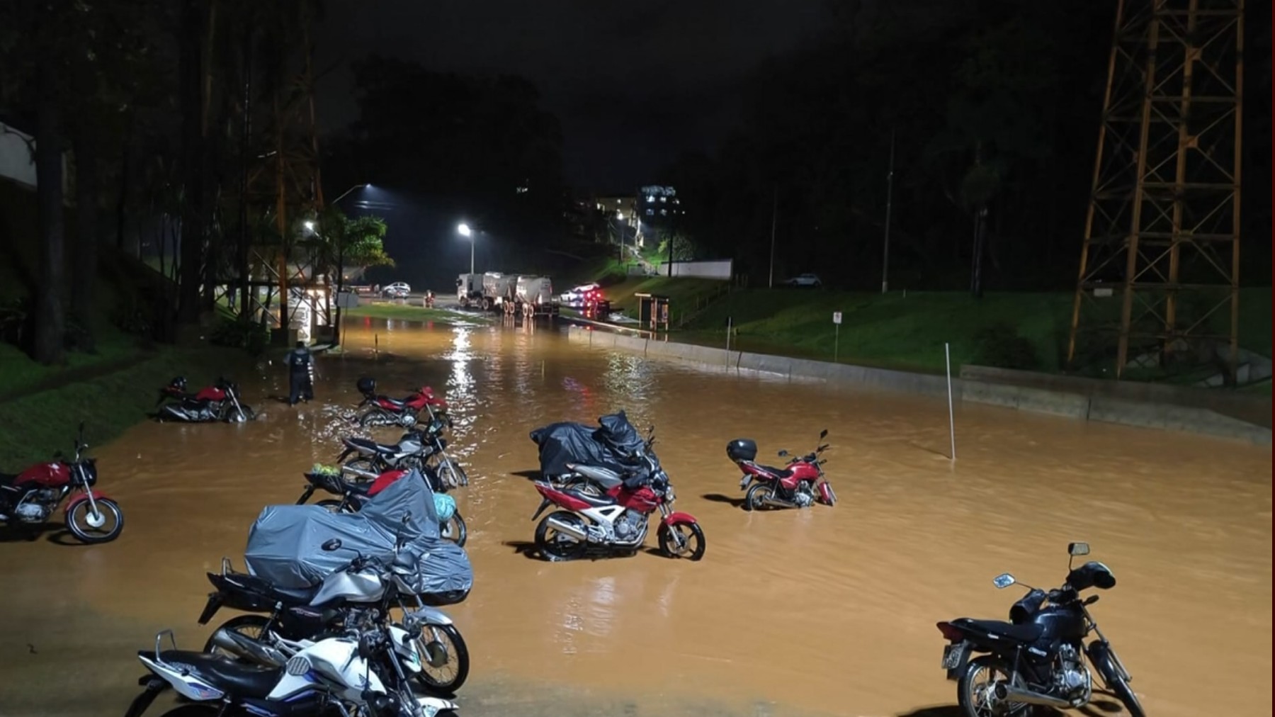 Paraná entra em alerta vermelho com risco de tornados e temporais