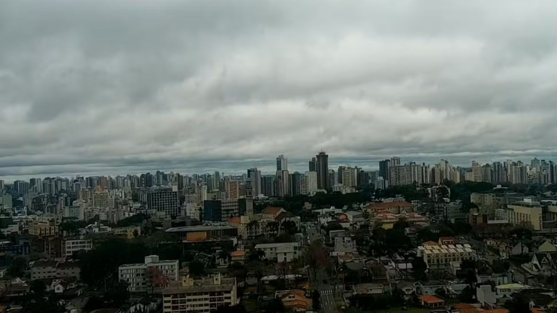 Paraná registra chuvas intensas, alerta de temporais e frio para o feriado