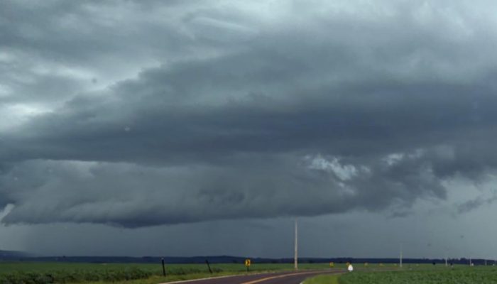 Frente fria coloca 316 cidades do Paraná em alerta para tempestades e granizo