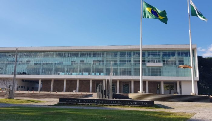 Candidatos ao governo do Paraná cumprem agendas de campanha nesta terça-feira